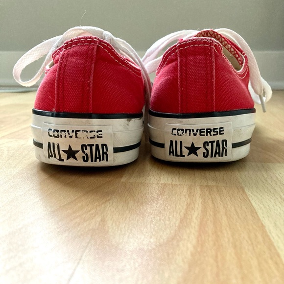 Converse: Red canvas unisex low top sneakers. M’s-7/W’s-5.  Fit like women’s 6. - Picture 5 of 9